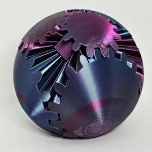 Detailansicht der ineinandergreifenden Zahnräder eines 3D-gedruckten mechanischen Balls.