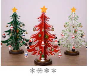 Detailansicht von drei festlichen hölzernen Weihnachtsbaum-Tischdekorationen in Rot Grün Weiß