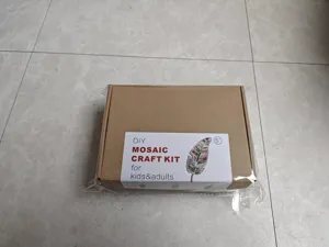 DIY Mosaik-Bastelset verpackt in einem braunen Karton mit Federlogo für Kinder und Erwachsene