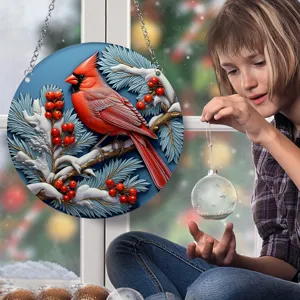 Detailansicht der 3D-Acryl-Kardinalvogel-Hängedekoration vor einem festlichen Fenster