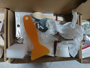 Detaillierte Ansicht der DIY-Mosaik-Set-Komponenten in einer Box mit Fugenmörtel