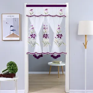 Vista detallada de la cortina de puerta de encaje de doble capa con bordado floral.