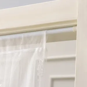 Detalle de cortina transparente blanca, tela ligera divisoria para ventana con barra.