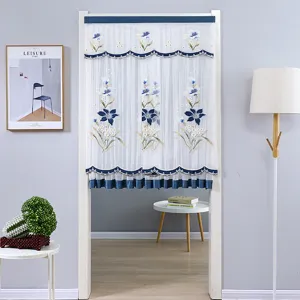 Cortina de puerta transparente de doble capa con bordado floral azul y borde de encaje.