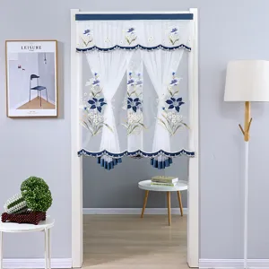 Cortina de puerta de doble capa de gasa transparente con elegante bordado floral azul.