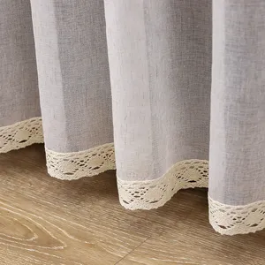 Detalle de cortina de tela translúcida con delicado borde de encaje, textura suave, decoración.