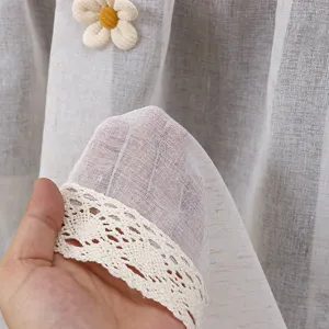 Detalle de cortina de armario transparente con borde de encaje y bonita decoración de margarita.