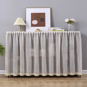 Cortina para mueble transparente con borde de encaje como protección antipolvo para estante.