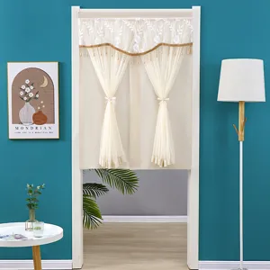 Eleganter Spitzen-Türvorhang mit Blumenstickerei und Quasten für stilvolle Raumtrennung zu Hause.