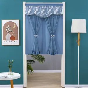 Blauer Spitzen-Türvorhang im Detail, halber Vorhang mit eleganter Blumenstickerei und Quasten.