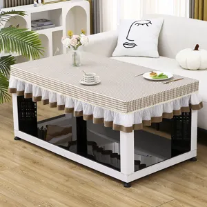 Gekariertes Couchtisch-Abdeckung mit eleganter Spitzenrüsche, perfekt für Wohnzimmerdeko.