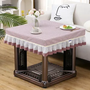 Quadratische Karo-Tischabdeckung für Heiztisch mit weißem und rosa Rüschenbesatz.