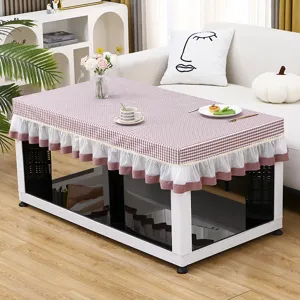 Rosa karierter quadratischer Tischtuch mit weißer Rüsche für Couchtisch und Heizdecke.