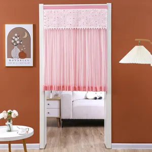 Rideau court rose pour cloison de porte, voilage transparent avec joli bord a pompons.