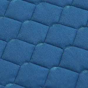Close-up detail van verdikte pluche gewatteerde tafelovertrek stof in blauw patroon.