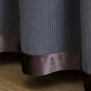 Corduroy Tischdecken Detail mit Samtborte, weiche Textur und elegantes drapiertes Design top.