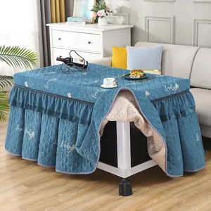 Verdetaillierte Ansicht der weichen Plüsch Heiztischdecke mit gestepptem Stoff und Rüschen.