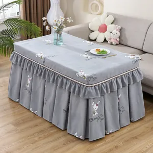 Graue rechteckige Heiztischabdeckung mit niedlichem Kanischenmotiv und Rock, dünnes Design.