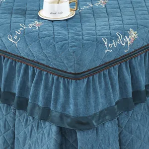 Verdichtete Samt Winter Heizung Tischabdeckung, blaue gesteppte Tischdecke mit süssen Rüschen.