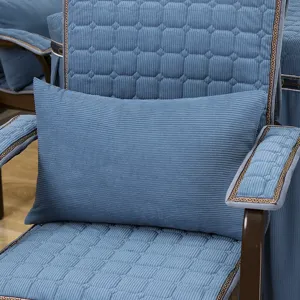 Blaues Cord gestepptes Sofakissen Detailansicht, weicher Samtstoff Textur für Heimtextilien.