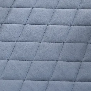 Verdikte pluche gewatteerde stof detail van rondetafelhoes voor gezellige verwarmingstafel.