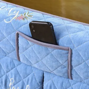 Vista detallada de la funda acolchada para mesa calefactora con bolsillo y bordado.