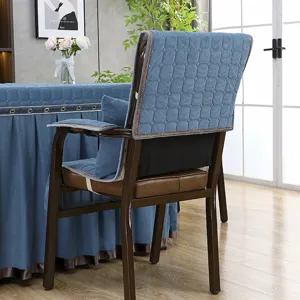 Gestepptes blaues Stuhlkissen-Set und Tischdecken-Detail mit feinen Nähten und gemütlichem Design.