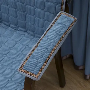 Gesteppter blauer Stuhlkissenbezug mit dekorativer Bordüre, weicher Armlehnschutz für Zuhause.