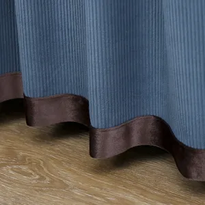 Detailansicht des blauen strukturierten Stoffes mit Zierrand für stilvolle Tischdekoration
