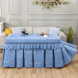 Detailansicht der dicken Plüsch-Heiztischabdeckung mit exquisitem Rüschenrock-Design.