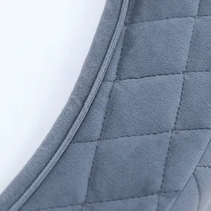 Grijze dikke pluche verwarming tafelkleed stof detail, zachte fluwelen textuur.