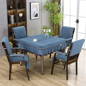 Gesteppte quadratische Tischdecke und Stuhlkissen-Set in Blau, warme Winter-Wohnkultur.