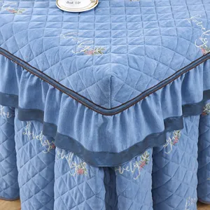 Cubierta de mesa calefactora acolchada azul con volantes elegantes y bordado detallado