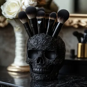 Porta brochas de maquillaje con forma de calavera negra y grabados góticos detallados