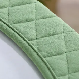 Groene gewatteerde thermische tafelkleed detail toont zachte pluche stof en fijne stiksels.