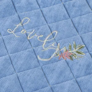 Verdickter Samt Heiztischbezug Detail, blauer gesteppter Stoff mit eleganter Stickerei.