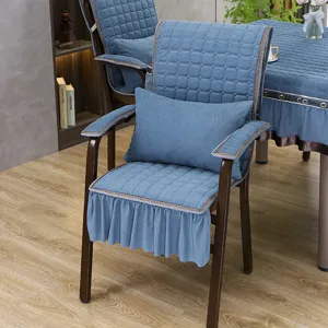 Gesteppte Cord-Stuhlkissen- und Tischdecken-Set in Blau mit elegantem Rüschenrand für schöne Deko.