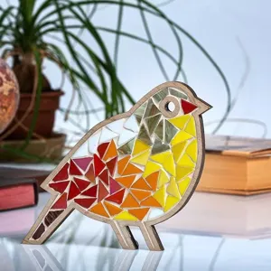 Nahaufnahme vom DIY Mosaik Vogel Set mit bunten geometrischen Glasfliesen auf Holz