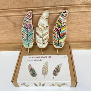 Detailansicht des DIY-Mosaik-Bastelsets mit bunten Feder-Designs und der Verpackung