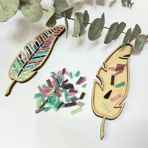 Kreatives DIY-Mosaik-Feder-Bastelset mit Holzsockeln und bunten Glasstücken für Hobby