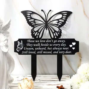 Detailansicht einer schwarzen Schmetterlings-Gartenstele mit emotionalem Gedicht