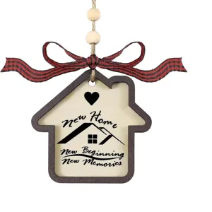 Hölzerne Hausform Neues Zuhause Ornament mit rot-schwarzer Karoschleife und Perlen