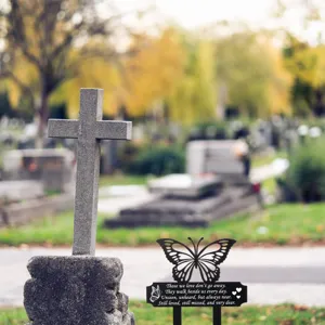 Schwarzer Schmetterling Grabschmuck Gedenkstecker mit Gedicht im Friedhofsgarten