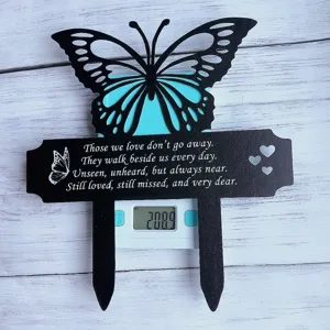 Schwarzer Schmetterling Gedenkstab mit Sympathiegedicht, wiegt 208,9g auf der Waage.