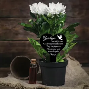 Detailansicht eines schwarzen herzförmigen Gedenksteckers für den Garten mit Text