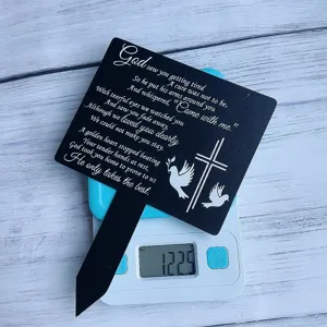 Schwarzer Gedenkstab für das Grab mit eingraviertem Gedicht und Kreuzdesign, 122.9g
