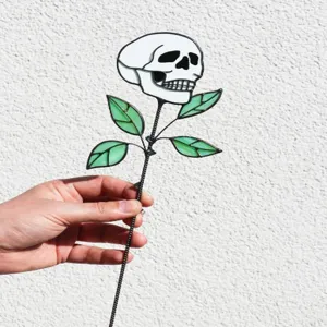 Handgefertigter Metall- und Buntglas-Totenkopf-Gartenstecker für Halloween.