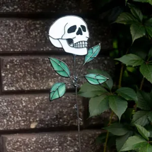 Detailansicht eines handgefertigten Buntglas-Totenkopf-Gartensteckers für Halloween-Deko.