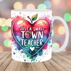 Weiße Tasse für Lehrer mit 'Small Town Teacher' Herz-Design aus Keramik