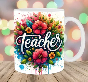 Farbenfrohes Aquarell-Blumendesign mit 'Teacher'-Schriftzug auf einer Keramik-Kaffeetasse